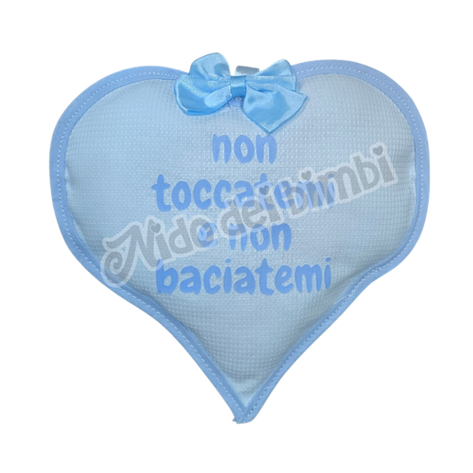 Cuore in tessuto con frase "Non toccatemi e non baciatemi" - Con nastri per poterlo appendere a culla/carrozzina/passeggino