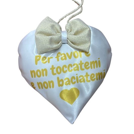 Cuoricino con scritta " Per favore non toccatemi e non baciatemi" con laccio per agganciarlo 15 x17 cm