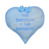 Cuore in tessuto con frase "Non toccatemi e non baciatemi" - Con nastri per poterlo appendere a culla/carrozzina/passeggino