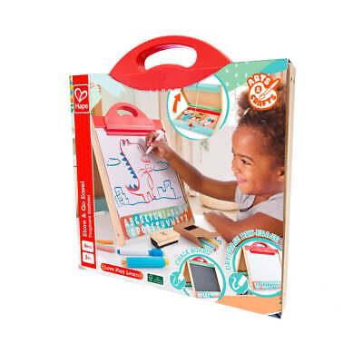 Hape Gioco Lavagna 3 in 1 Double Face con Gessetti e Pennarelli - Montessori Store & Go Easel - 17 accessori