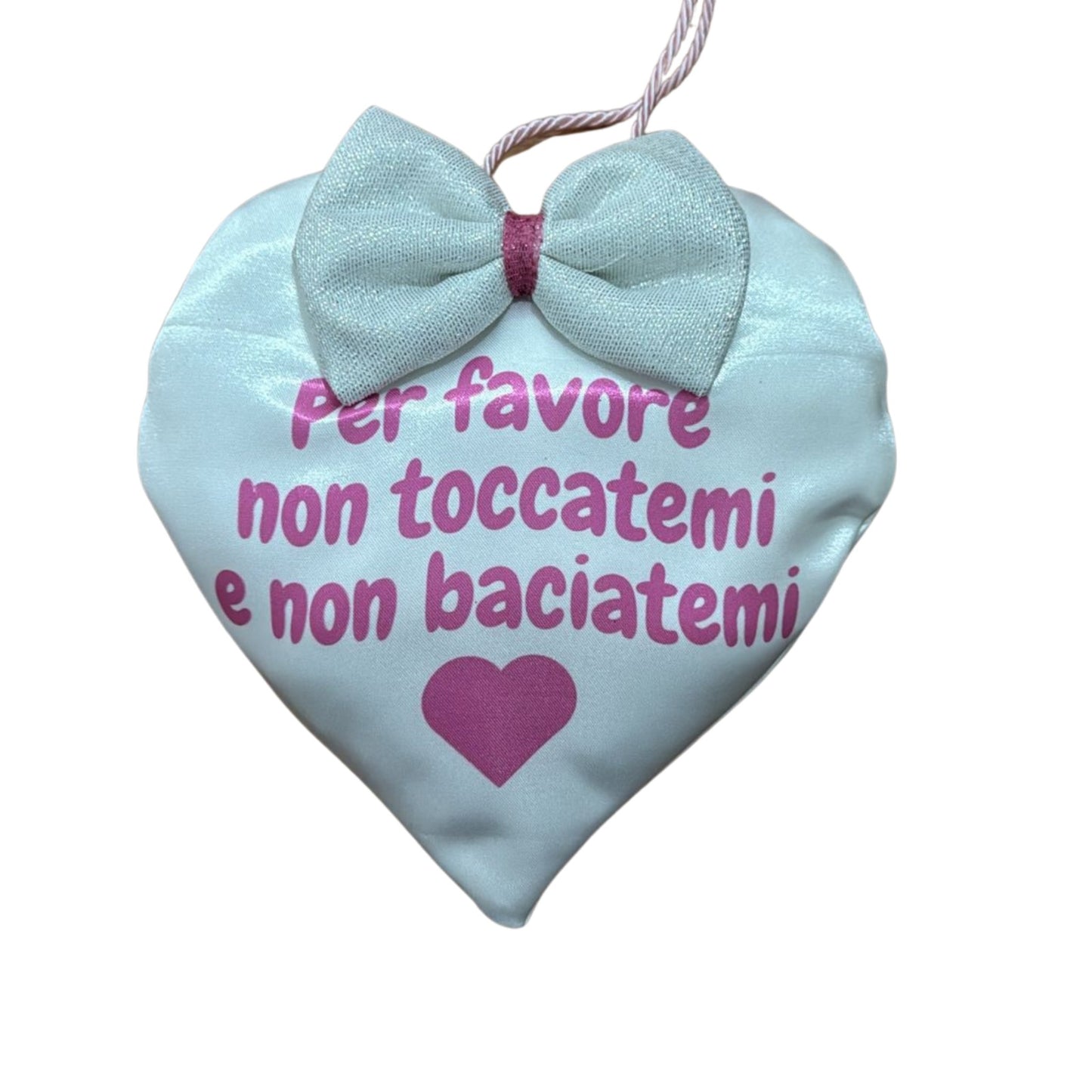 Cuoricino con scritta " Per favore non toccatemi e non baciatemi" con laccio per agganciarlo 15 x17 cm