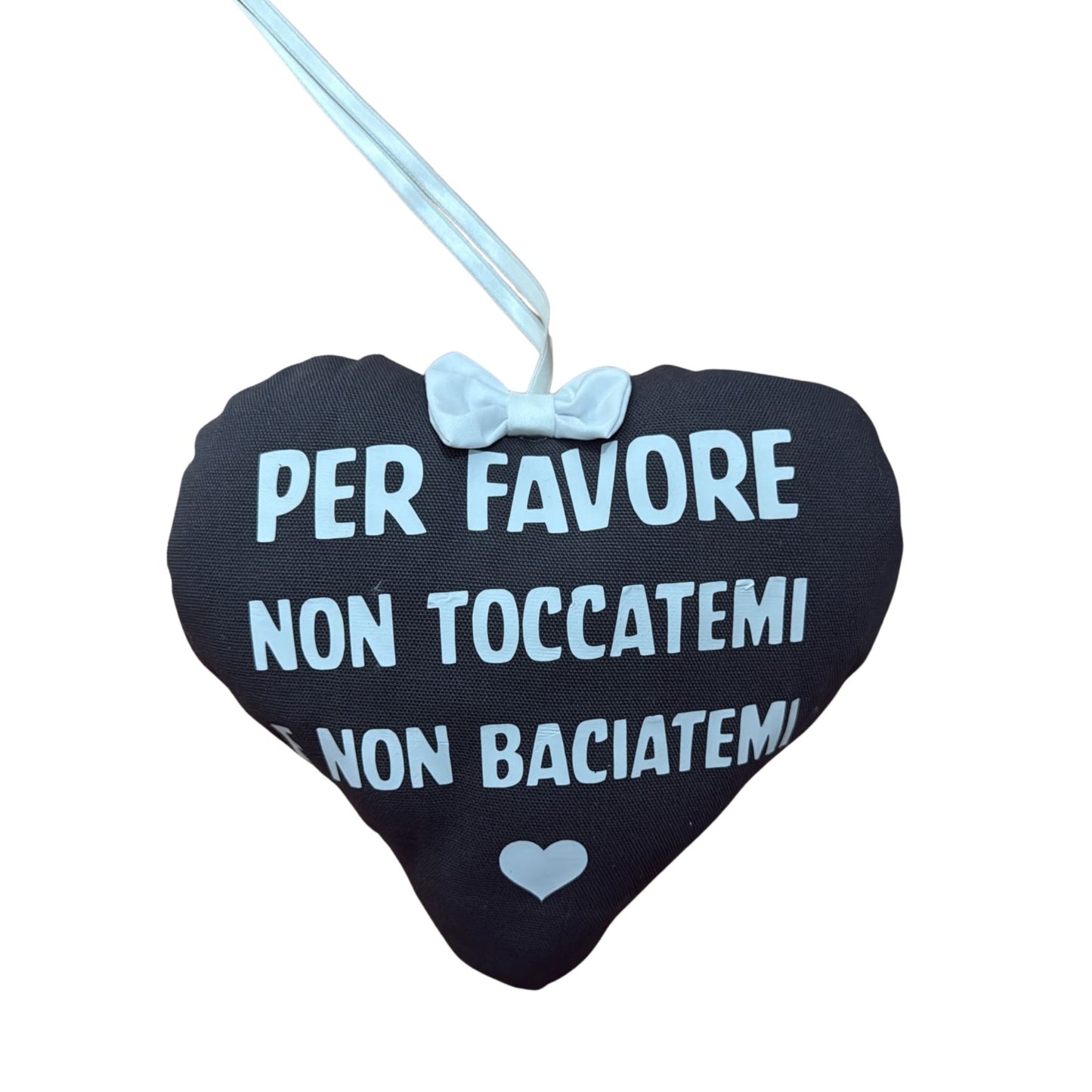 Cuoricino con scritta " Per favore non toccatemi e non baciatemi" con laccio per agganciarlo 15 x17 cm