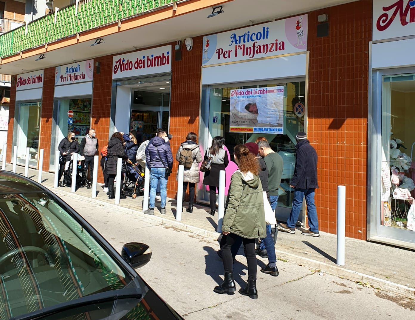 La fila davanti al negozio